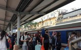 Người dân xếp hàng ùn ùn trở về Thủ đô dưới cái nắng oi ả