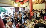  [ẢNH] Nghìn người chen chân đi lễ Phủ Tây Hồ, nhiều trường hợp không đeo khẩu trang