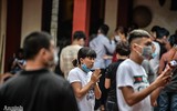  [ẢNH] Nghìn người chen chân đi lễ Phủ Tây Hồ, nhiều trường hợp không đeo khẩu trang