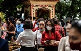 [ẢNH] Nghìn người chen chân đi lễ Phủ Tây Hồ, nhiều trường hợp không đeo khẩu trang