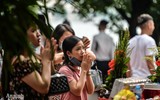  [ẢNH] Nghìn người chen chân đi lễ Phủ Tây Hồ, nhiều trường hợp không đeo khẩu trang