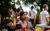  [ẢNH] Nghìn người chen chân đi lễ Phủ Tây Hồ, nhiều trường hợp không đeo khẩu trang