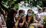  [ẢNH] Nghìn người chen chân đi lễ Phủ Tây Hồ, nhiều trường hợp không đeo khẩu trang