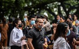  [ẢNH] Nghìn người chen chân đi lễ Phủ Tây Hồ, nhiều trường hợp không đeo khẩu trang