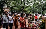  [ẢNH] Nghìn người chen chân đi lễ Phủ Tây Hồ, nhiều trường hợp không đeo khẩu trang