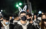 Ấn tượng nụ hôn... với khẩu trang trong thời khắc đón năm 2021 tại Hà Nội