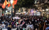 Ấn tượng nụ hôn... với khẩu trang trong thời khắc đón năm 2021 tại Hà Nội