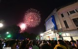 Ấn tượng nụ hôn... với khẩu trang trong thời khắc đón năm 2021 tại Hà Nội