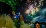 Ấn tượng nụ hôn... với khẩu trang trong thời khắc đón năm 2021 tại Hà Nội