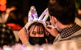 Ấn tượng nụ hôn... với khẩu trang trong thời khắc đón năm 2021 tại Hà Nội
