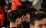 Ấn tượng nụ hôn... với khẩu trang trong thời khắc đón năm 2021 tại Hà Nội