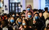 Ấn tượng nụ hôn... với khẩu trang trong thời khắc đón năm 2021 tại Hà Nội