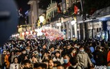 Ấn tượng nụ hôn... với khẩu trang trong thời khắc đón năm 2021 tại Hà Nội