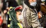 Ấn tượng nụ hôn... với khẩu trang trong thời khắc đón năm 2021 tại Hà Nội