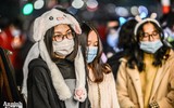 Ấn tượng nụ hôn... với khẩu trang trong thời khắc đón năm 2021 tại Hà Nội