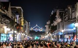 Ấn tượng nụ hôn... với khẩu trang trong thời khắc đón năm 2021 tại Hà Nội