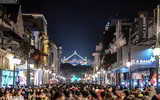 Ấn tượng nụ hôn... với khẩu trang trong thời khắc đón năm 2021 tại Hà Nội