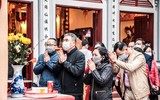 Hà Nội: Người dân thực hiện nghiêm biện pháp phòng dịch Covid-19 ngày mùng 1 Tết Tân Sửu 
