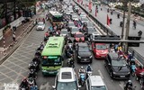 Ảnh: Người dân đeo khẩu trang kín mít, đổ về Thủ đô sau nghỉ Tết