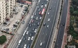 Ảnh: Người dân đeo khẩu trang kín mít, đổ về Thủ đô sau nghỉ Tết