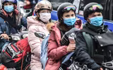 Ảnh: Người dân đeo khẩu trang kín mít, đổ về Thủ đô sau nghỉ Tết