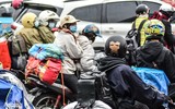 Ảnh: Người dân đeo khẩu trang kín mít, đổ về Thủ đô sau nghỉ Tết