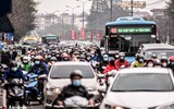 Ảnh: Người dân đeo khẩu trang kín mít, đổ về Thủ đô sau nghỉ Tết