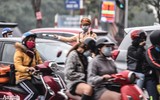 Ảnh: Người dân đeo khẩu trang kín mít, đổ về Thủ đô sau nghỉ Tết