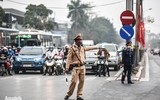 Ảnh: Người dân đeo khẩu trang kín mít, đổ về Thủ đô sau nghỉ Tết