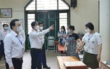 Chùm ảnh: Bộ trưởng Bộ GD&ĐT kiểm tra tại điểm thi THPT Chu Văn An, Hà Nội