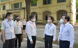 Chùm ảnh: Bộ trưởng Bộ GD&ĐT kiểm tra tại điểm thi THPT Chu Văn An, Hà Nội