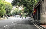 [ẢNH] Hà Nội ngày đầu giãn cách xã hội: Chen nhau đi chợ sớm, vẫn tập thể dục, cắt tóc ngoài đường...