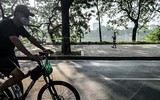 [ẢNH] Hà Nội ngày đầu giãn cách xã hội: Chen nhau đi chợ sớm, vẫn tập thể dục, cắt tóc ngoài đường...
