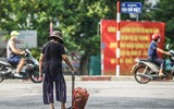 [ẢNH] Hà Nội ngày đầu giãn cách xã hội: Chen nhau đi chợ sớm, vẫn tập thể dục, cắt tóc ngoài đường...
