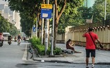 [ẢNH] Hà Nội ngày đầu giãn cách xã hội: Chen nhau đi chợ sớm, vẫn tập thể dục, cắt tóc ngoài đường...