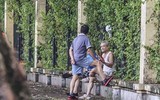 [ẢNH] Hà Nội ngày đầu giãn cách xã hội: Chen nhau đi chợ sớm, vẫn tập thể dục, cắt tóc ngoài đường...