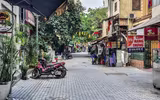 [ẢNH] Hà Nội ngày đầu giãn cách xã hội: Chen nhau đi chợ sớm, vẫn tập thể dục, cắt tóc ngoài đường...