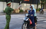[ẢNH] Hà Nội ngày đầu giãn cách xã hội: Chen nhau đi chợ sớm, vẫn tập thể dục, cắt tóc ngoài đường...