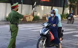 [ẢNH] Hà Nội ngày đầu giãn cách xã hội: Chen nhau đi chợ sớm, vẫn tập thể dục, cắt tóc ngoài đường...