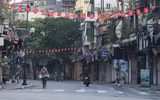 [ẢNH] Hà Nội ngày đầu giãn cách xã hội: Chen nhau đi chợ sớm, vẫn tập thể dục, cắt tóc ngoài đường...