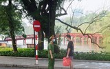[ẢNH] Hà Nội ngày đầu giãn cách xã hội: Chen nhau đi chợ sớm, vẫn tập thể dục, cắt tóc ngoài đường...