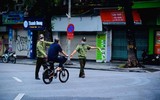 [ẢNH] Hà Nội ngày đầu giãn cách xã hội: Chen nhau đi chợ sớm, vẫn tập thể dục, cắt tóc ngoài đường...