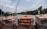 [Ảnh] Thiếu nhân lực, phường dùng container và bê tông làm chốt chặn phương tiện phòng chống dịch Covid-19