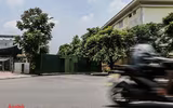 [Ảnh] Thiếu nhân lực, phường dùng container và bê tông làm chốt chặn phương tiện phòng chống dịch Covid-19