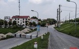 [Ảnh] Thiếu nhân lực, phường dùng container và bê tông làm chốt chặn phương tiện phòng chống dịch Covid-19
