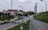 [Ảnh] Thiếu nhân lực, phường dùng container và bê tông làm chốt chặn phương tiện phòng chống dịch Covid-19