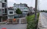 [Ảnh] Thiếu nhân lực, phường dùng container và bê tông làm chốt chặn phương tiện phòng chống dịch Covid-19