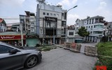 [Ảnh] Thiếu nhân lực, phường dùng container và bê tông làm chốt chặn phương tiện phòng chống dịch Covid-19