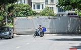 [Ảnh] Thiếu nhân lực, phường dùng container và bê tông làm chốt chặn phương tiện phòng chống dịch Covid-19