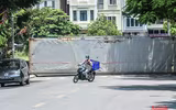 [Ảnh] Thiếu nhân lực, phường dùng container và bê tông làm chốt chặn phương tiện phòng chống dịch Covid-19